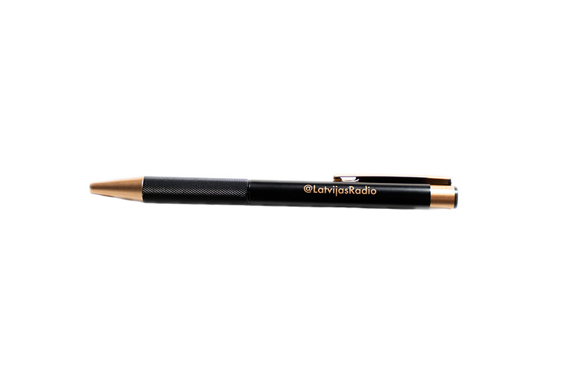 Pildspalva ar LR uzdruku (melna)